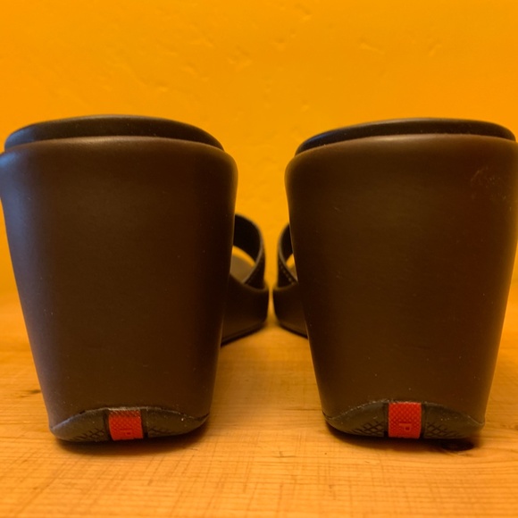 Like New!  Prada leather sandals - Picture 6 of 12